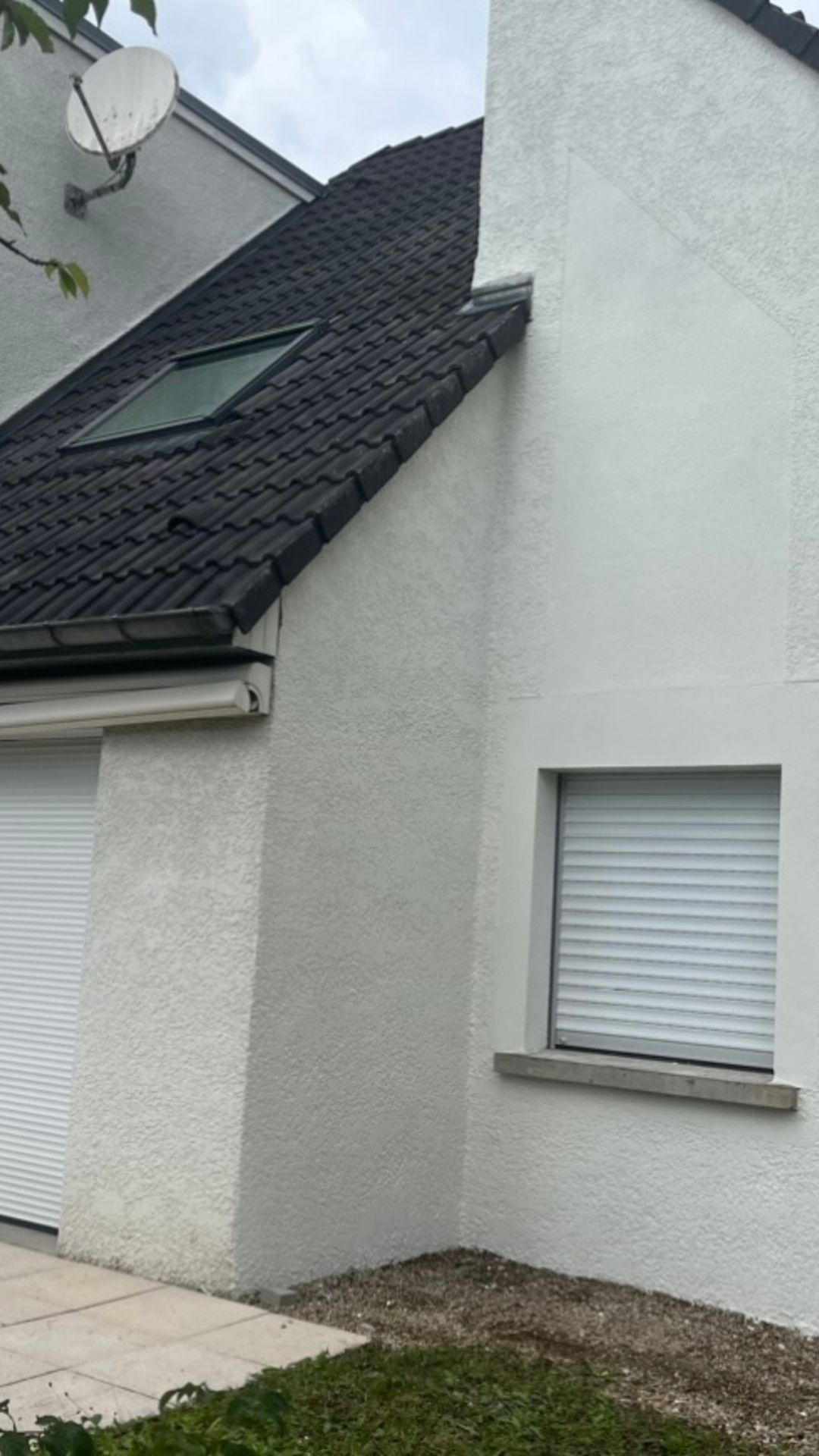 Façade avec crépi blanc