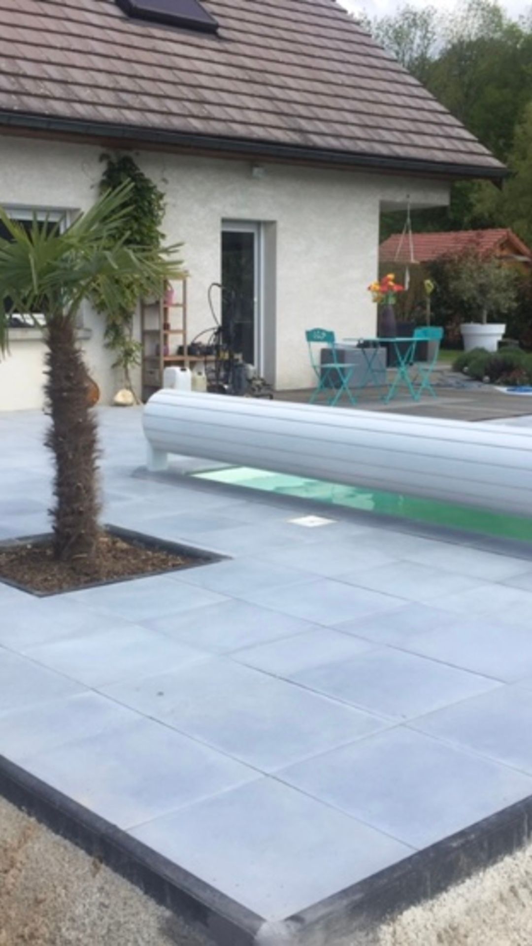 Terrasse en carrelage avec piscine