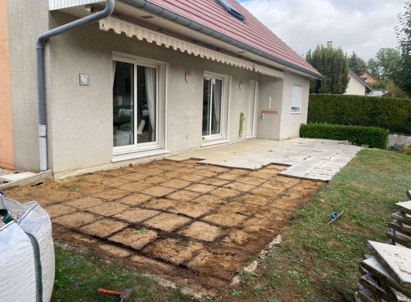 Terrasse sur plots en carrelage gris
