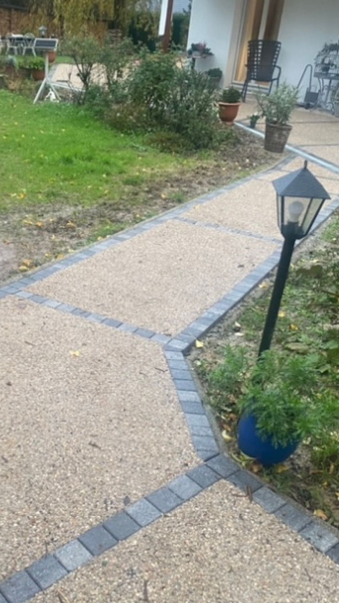 Allée en pavés et gravier beige et gris