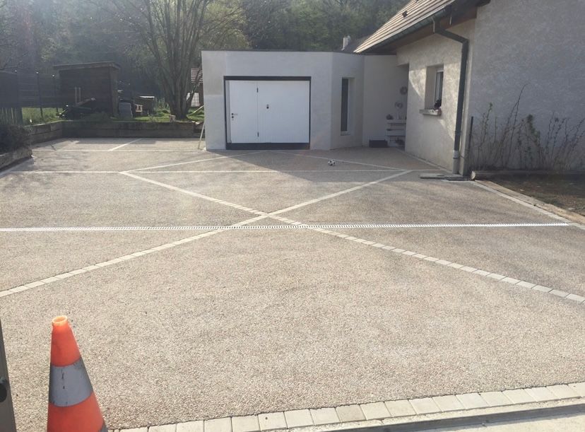 Parvis de garage en graviers