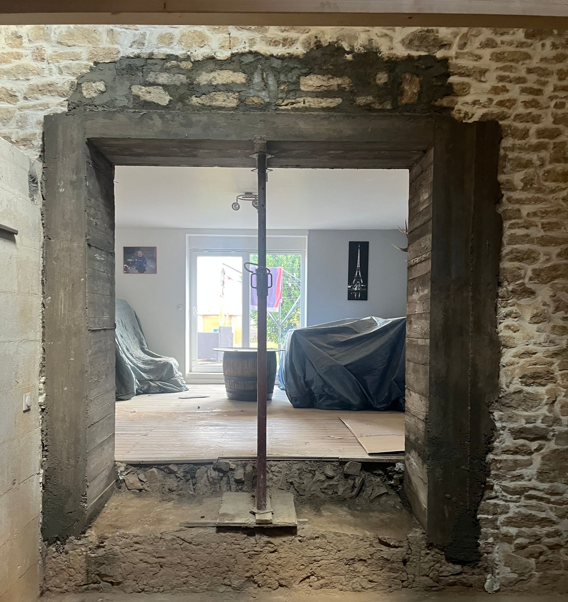 Salon rénové avec cheminée en pierres apparentes