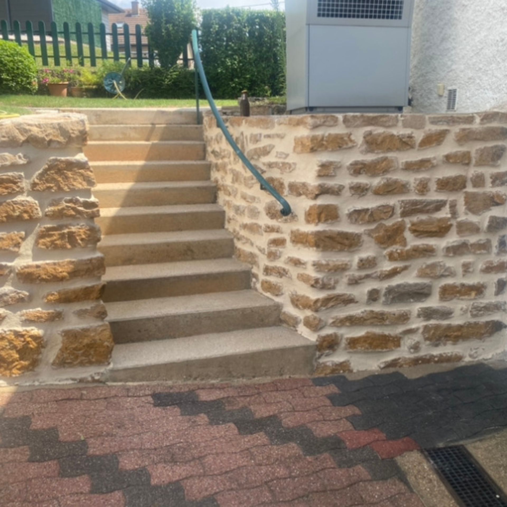 Escalier avec mur en pierres apparentes