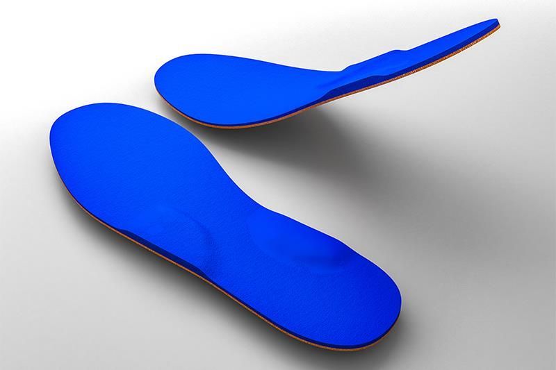 Ein Paar blaue Einlegesohlen auf weißem Untergrund