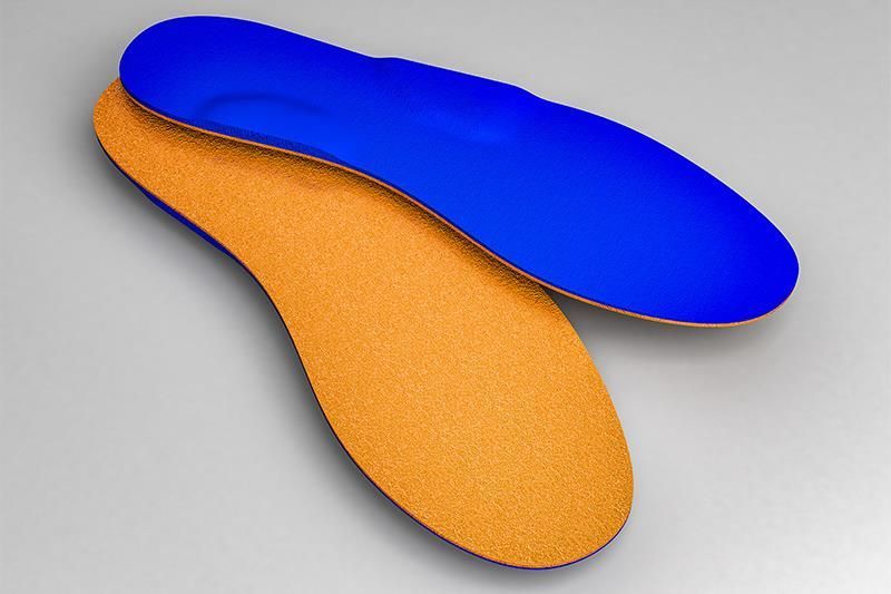 Ein Paar Korkeinlegesohlen mit blauem Polster