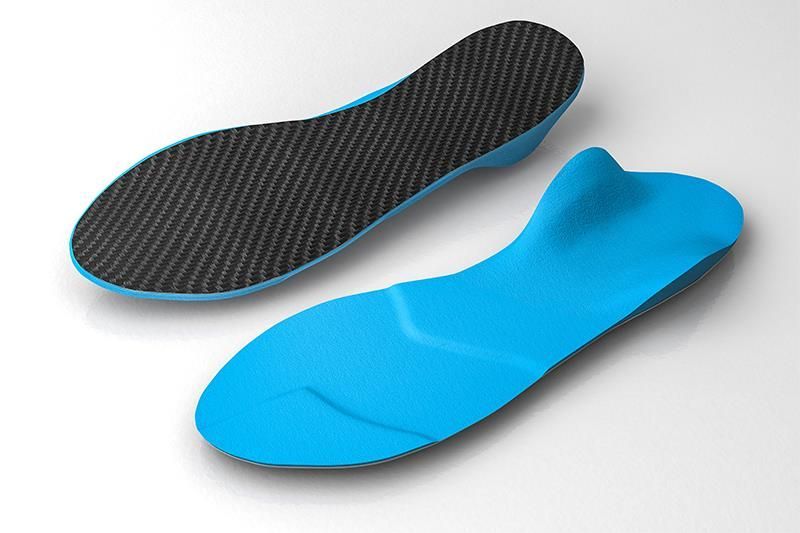 Ein Paar blau-schwarze Einlegesohlen auf weißem Untergrund