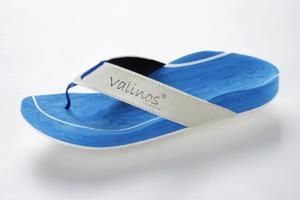 Ein Paar blau-weiße Sandalen von Valinos