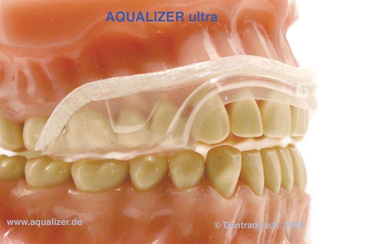 Ein Modell eines Mundes mit den Worten Aqualizer Ultra darüber