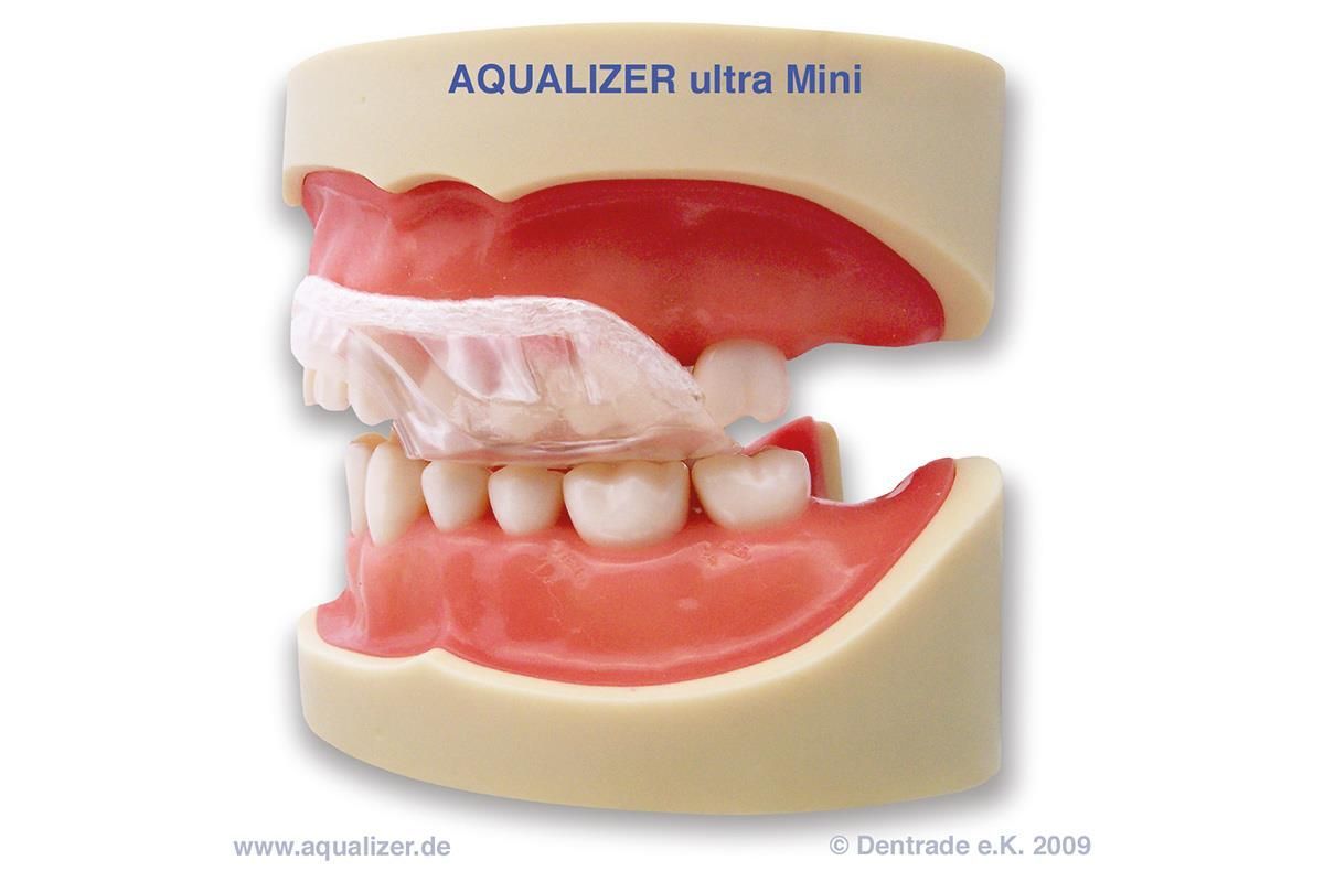 Ein Modell menschlicher Zähne mit den Worten „Aqualizer Ultra Mini“ darauf