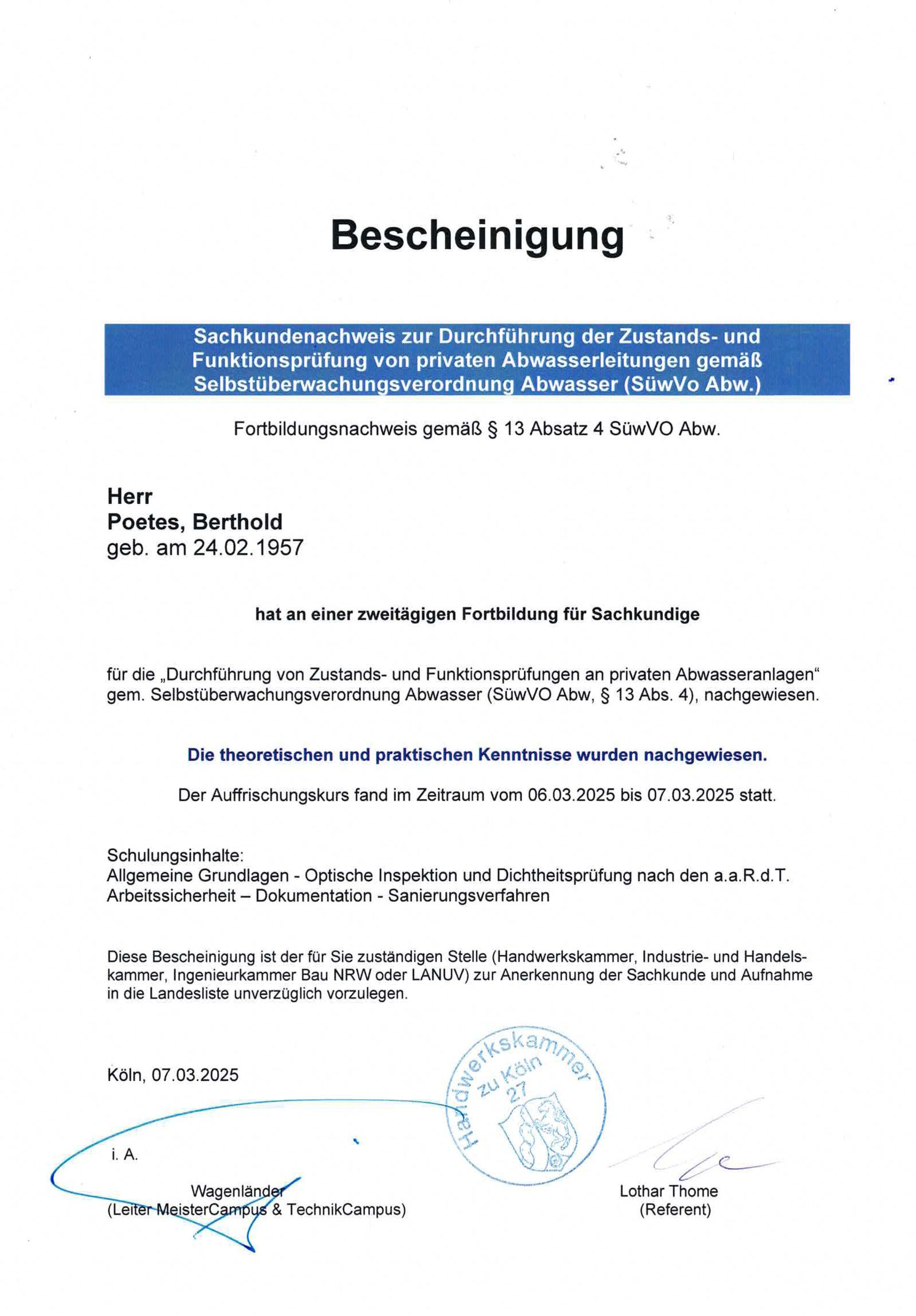 Ein blau-weißer Buchstabe mit der Aufschrift „pk“