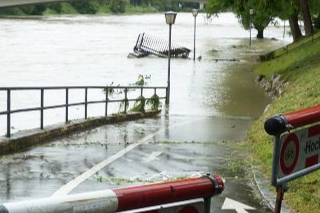 Eine Person macht mit einem Tablet-Computer ein Foto von einem Rohr.
