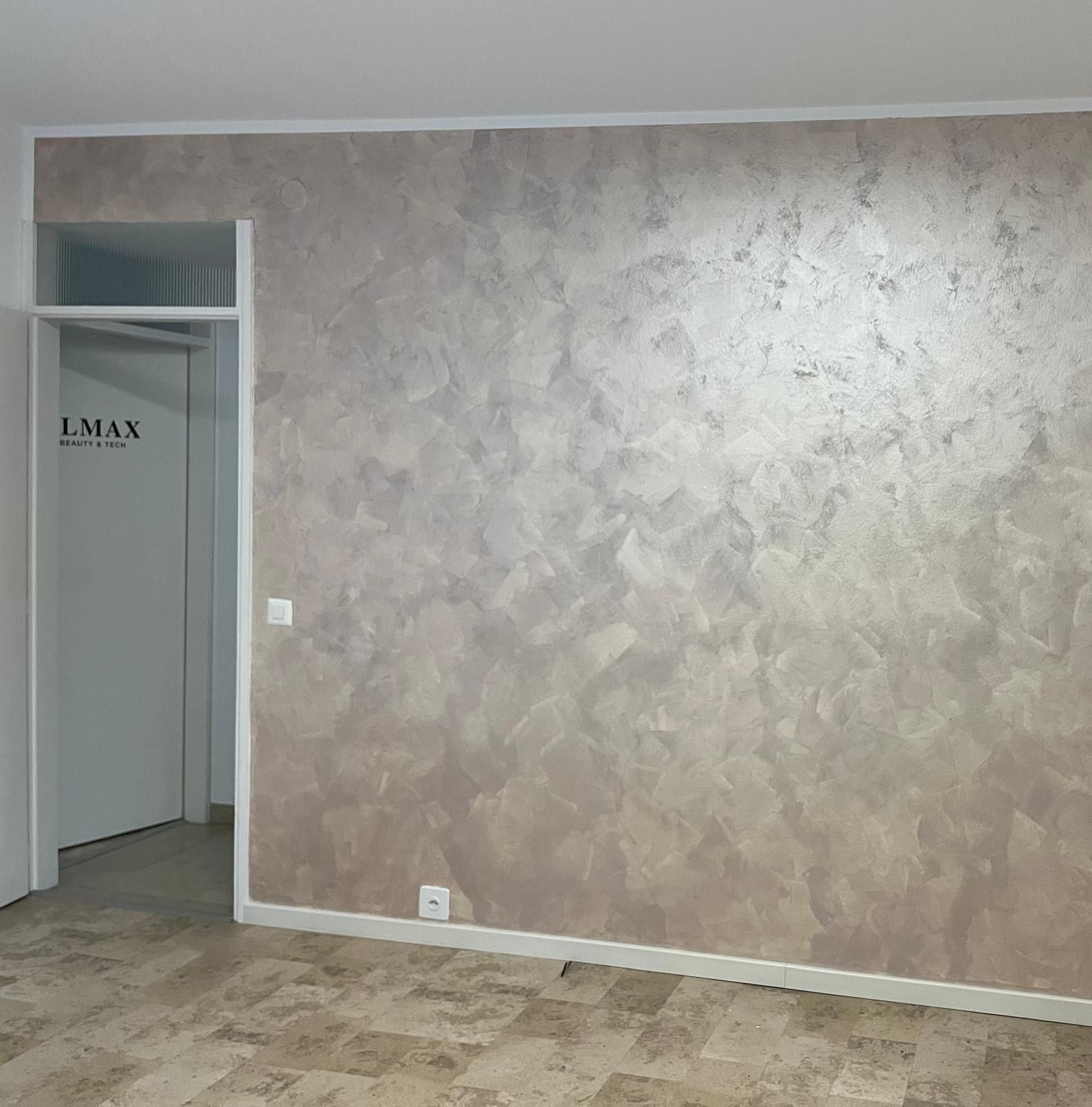 Stanza industriale vuota, bianca e luminosa, con grandi finestre sulla destra.