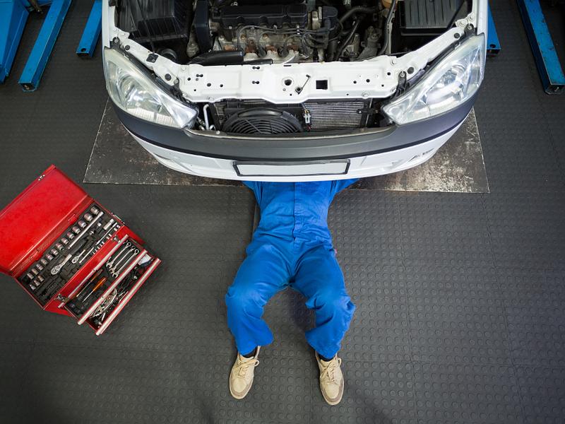 Voiture vérifié par le dessous