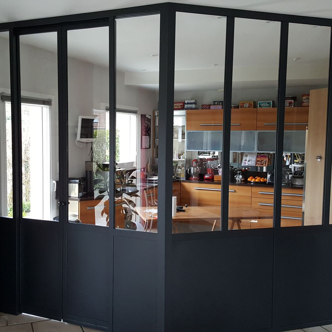 Une verrière atelier installée dans une maison pour séparer la cuisine.