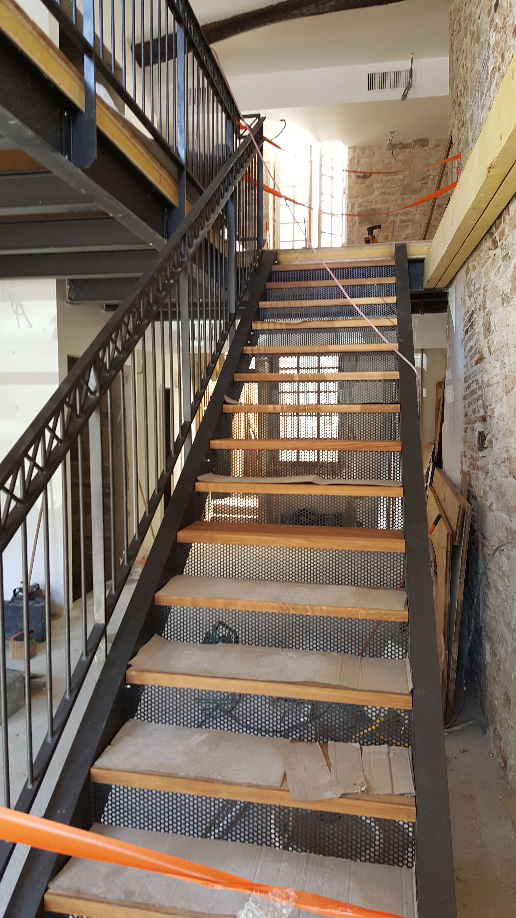 Escalier intérieur en métal et en bois.