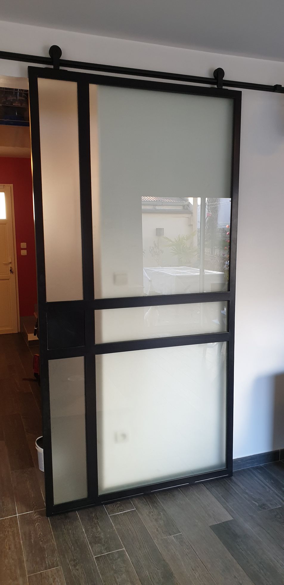 Porte coulissante style atelier avec vitrage dépoli.