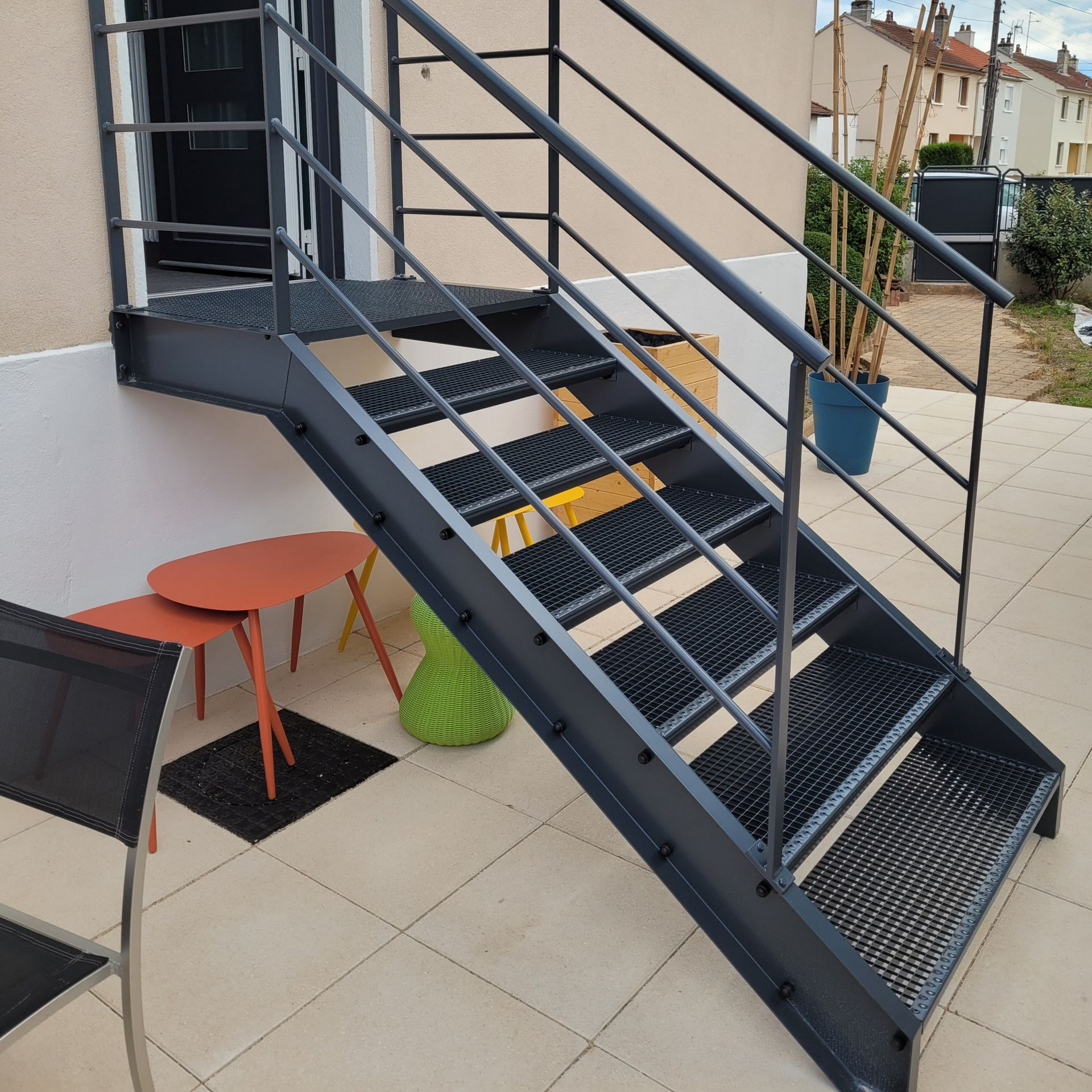 Escalier extérieur en métal.