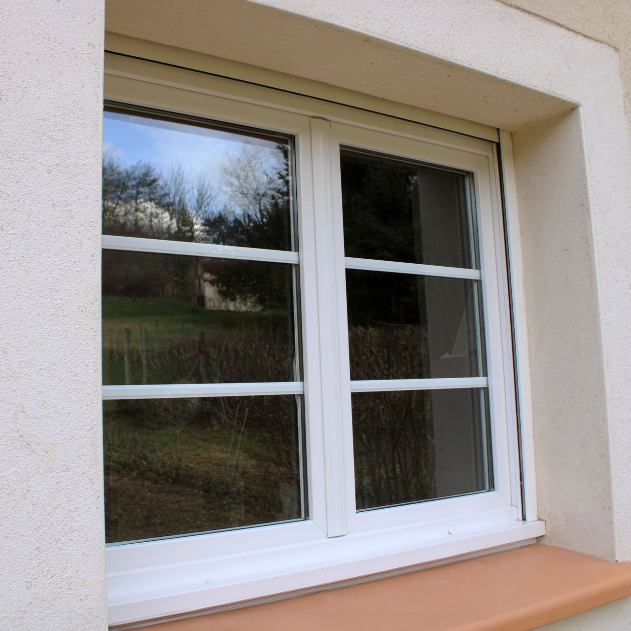Fenêtre blanche à deux vantaux.
