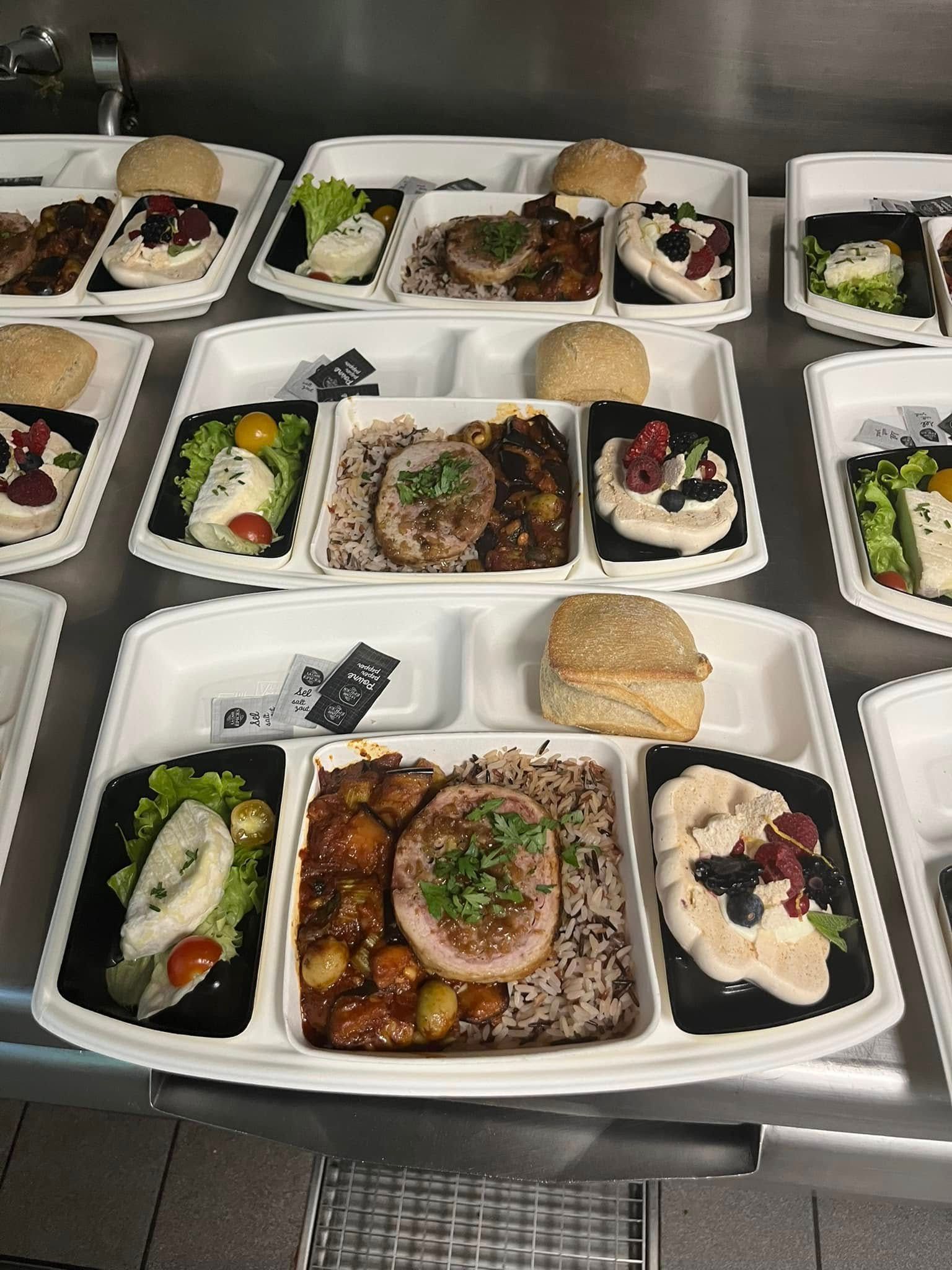 Ensemble de plateaux-repas.