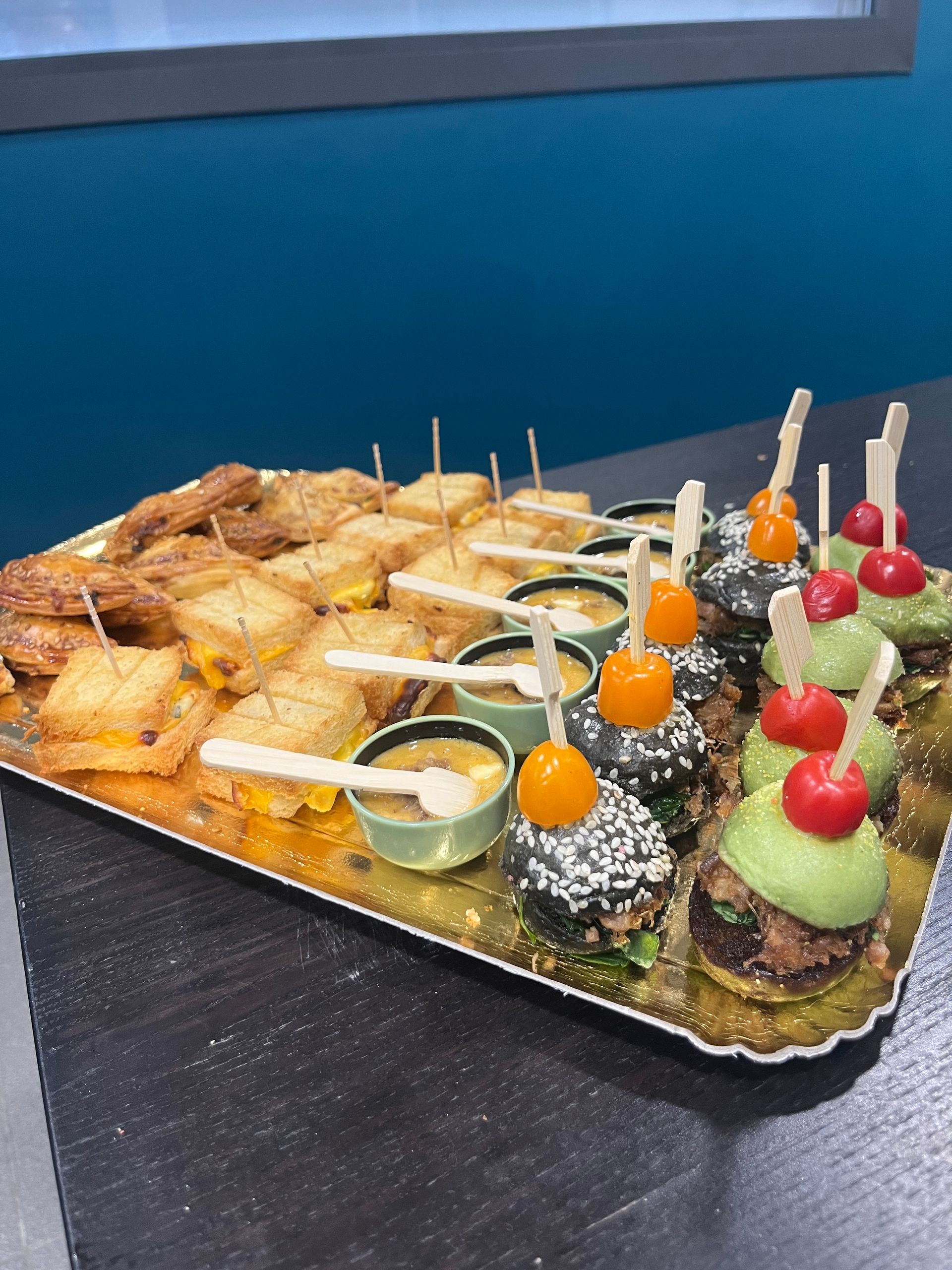 Assortiment d'apéritifs individuels.