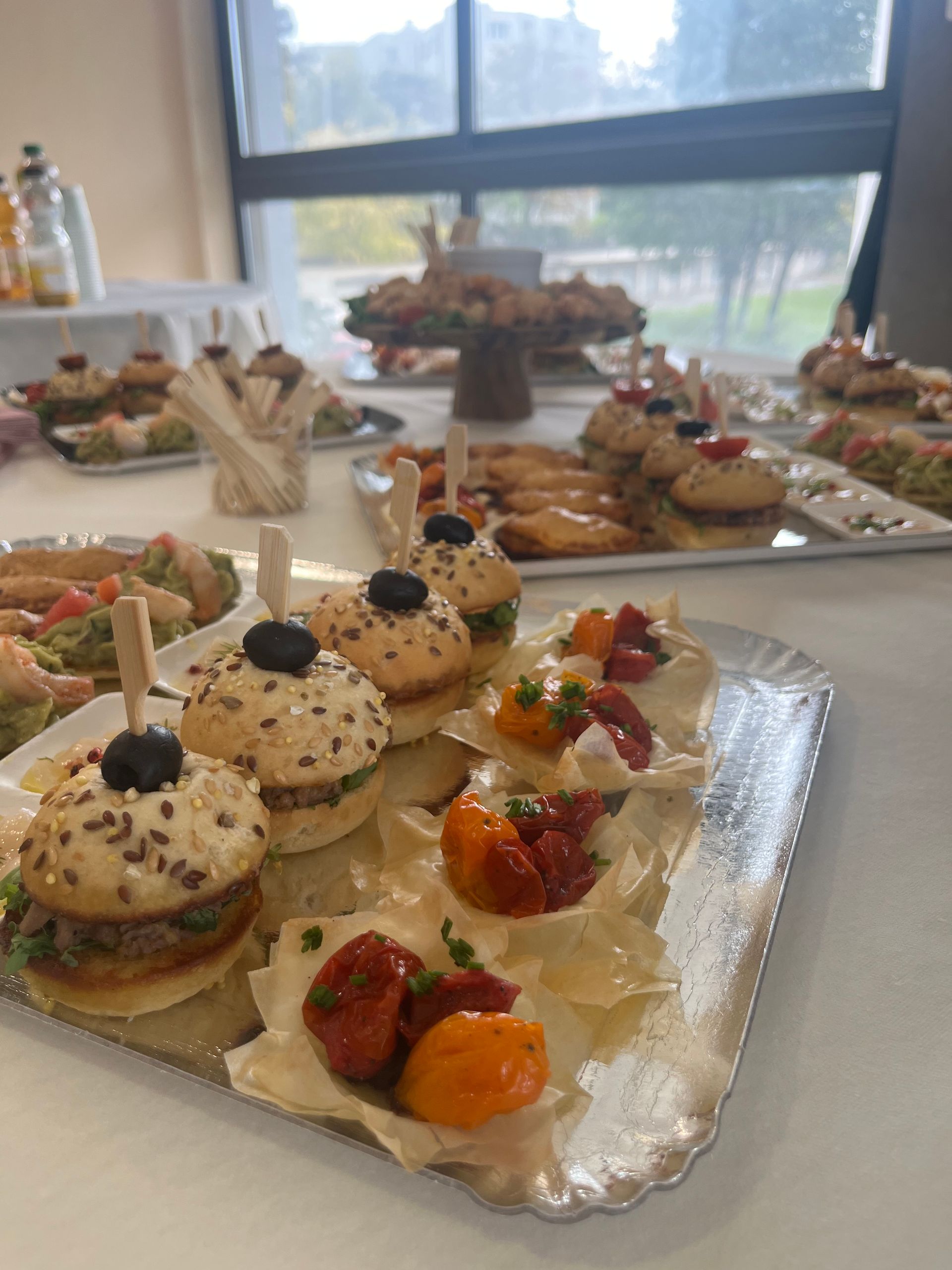 Plateaux avec des desserts.