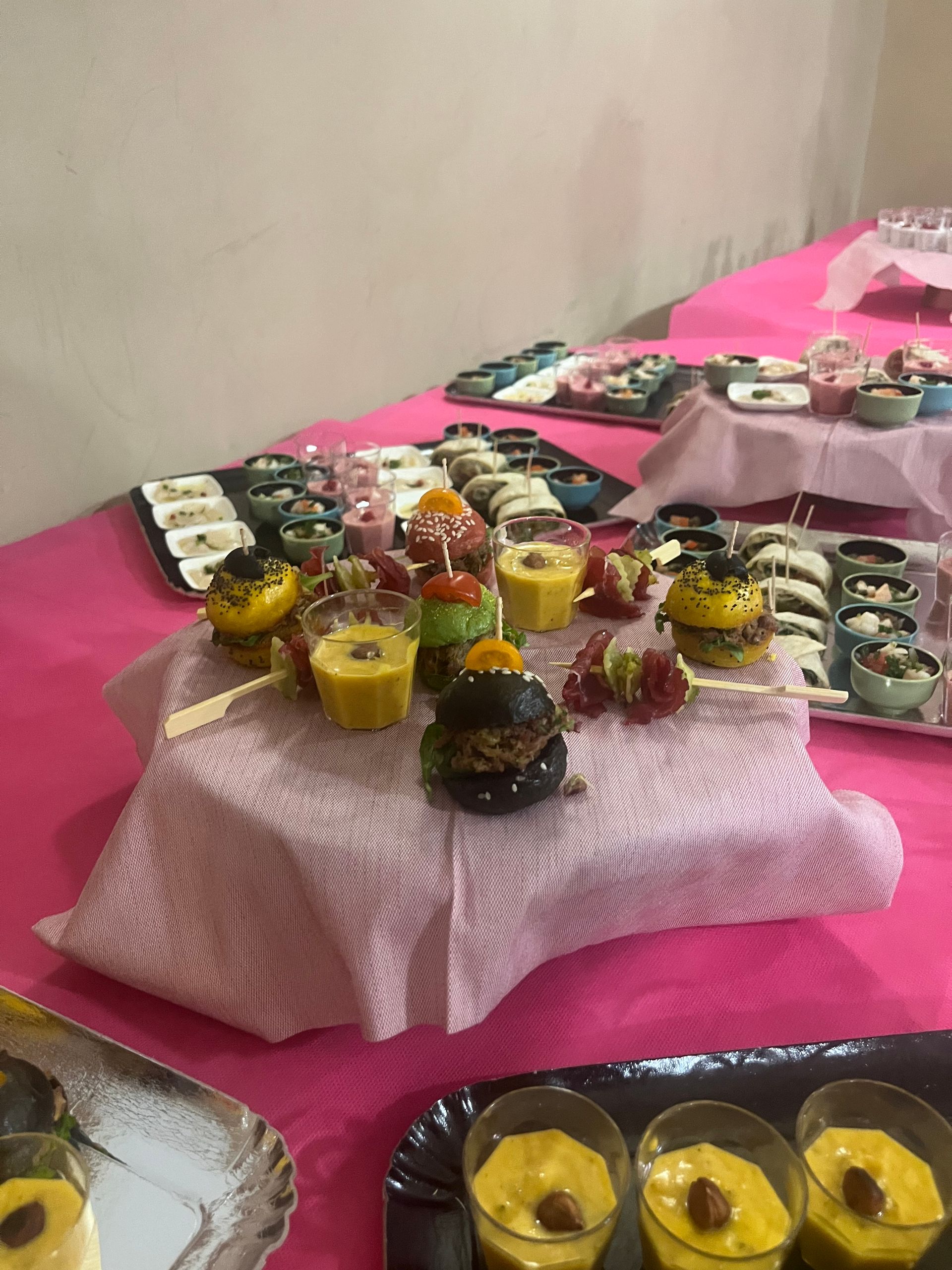 Ensemble de verrines et pièces individuelles.