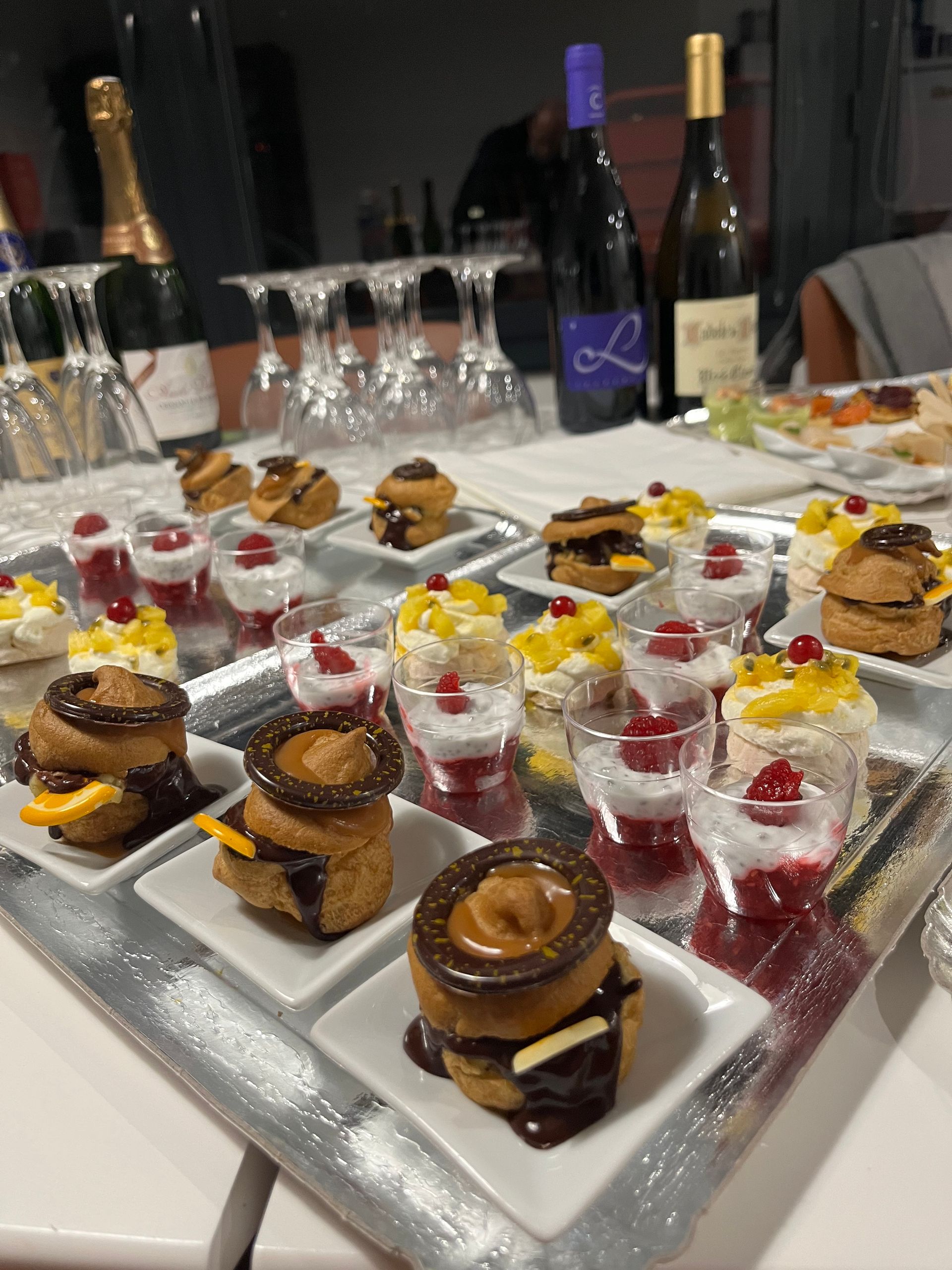 Traiteur : verrine et choux sucrés.