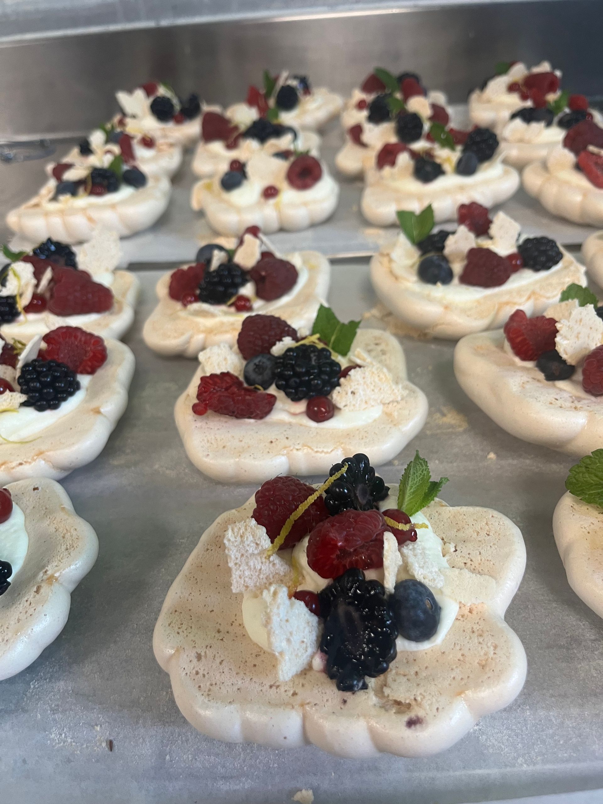 Fruits rouges sur des meringues.
