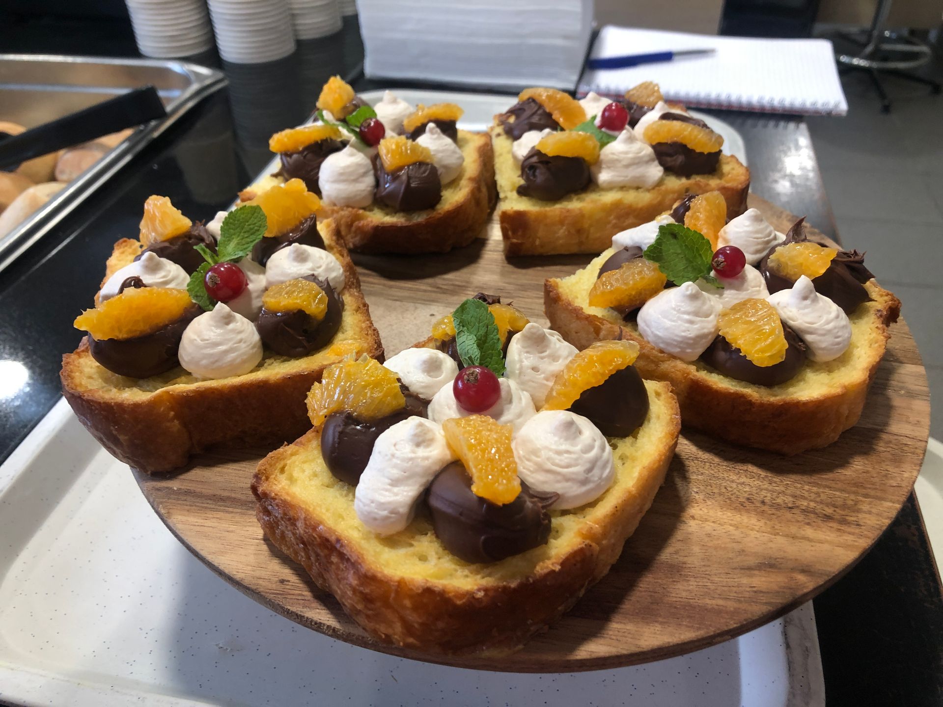 Brioche perdue avec des accompagnements.