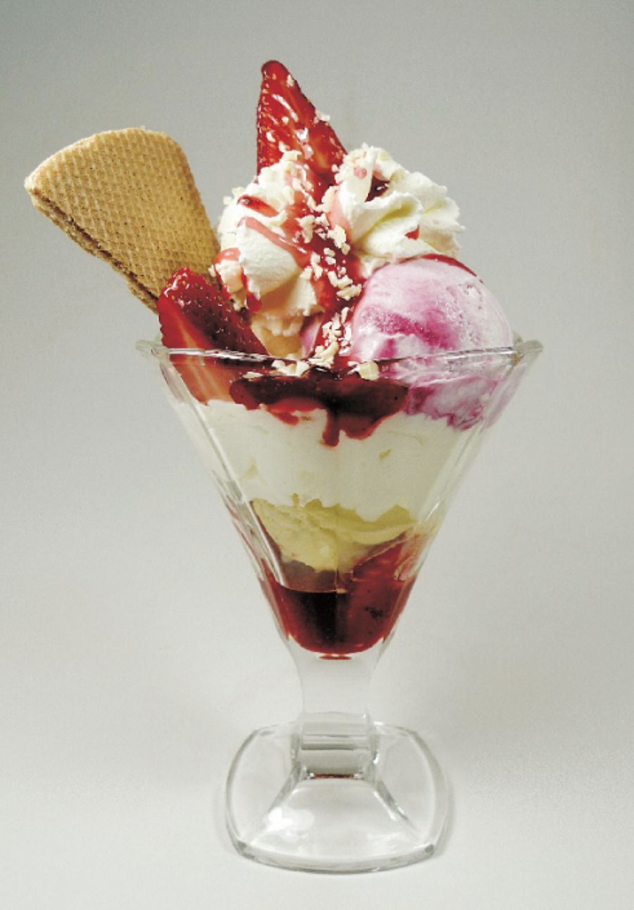 Eisbecher mit Waffel