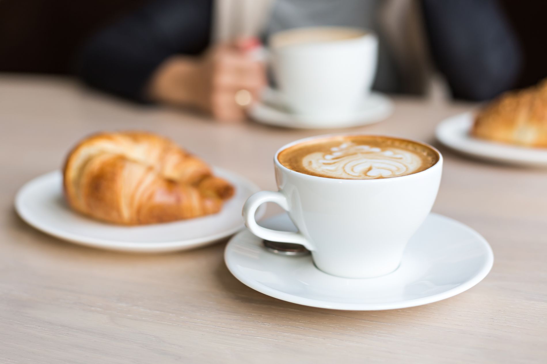 Tasse Kaffee und ein Croissant