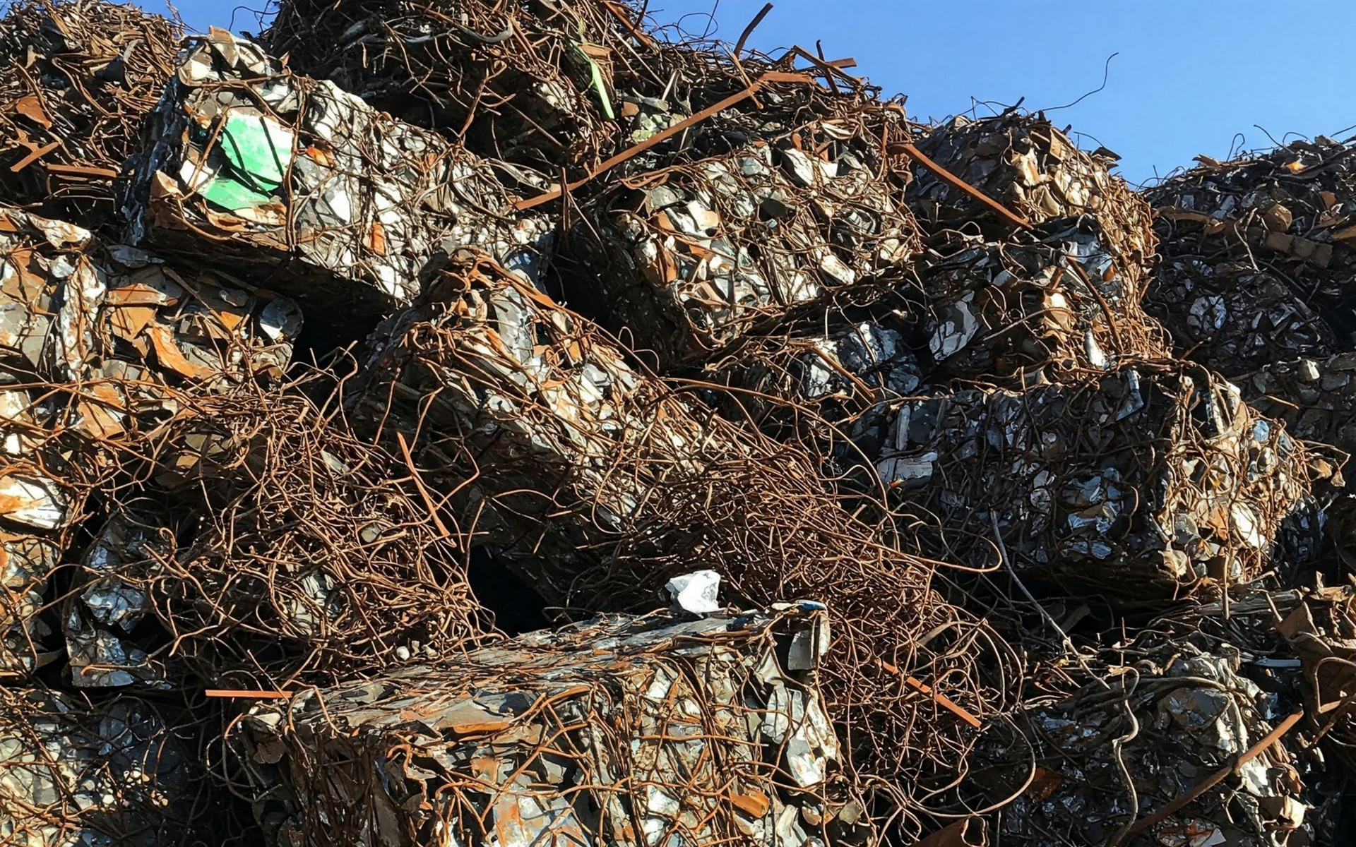 Une montagne de pièces métallique