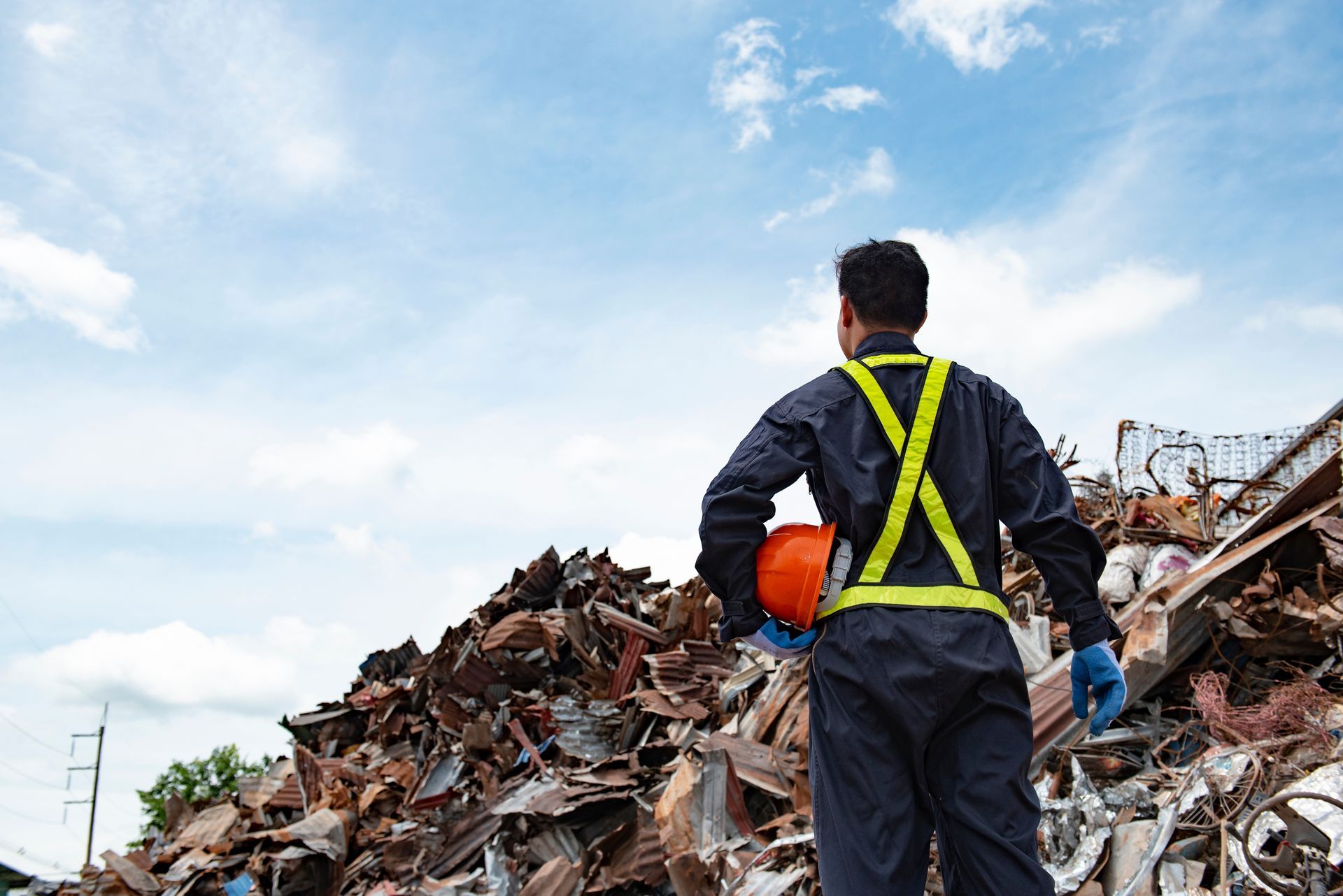 Un homme qui regarde une pile de déchets