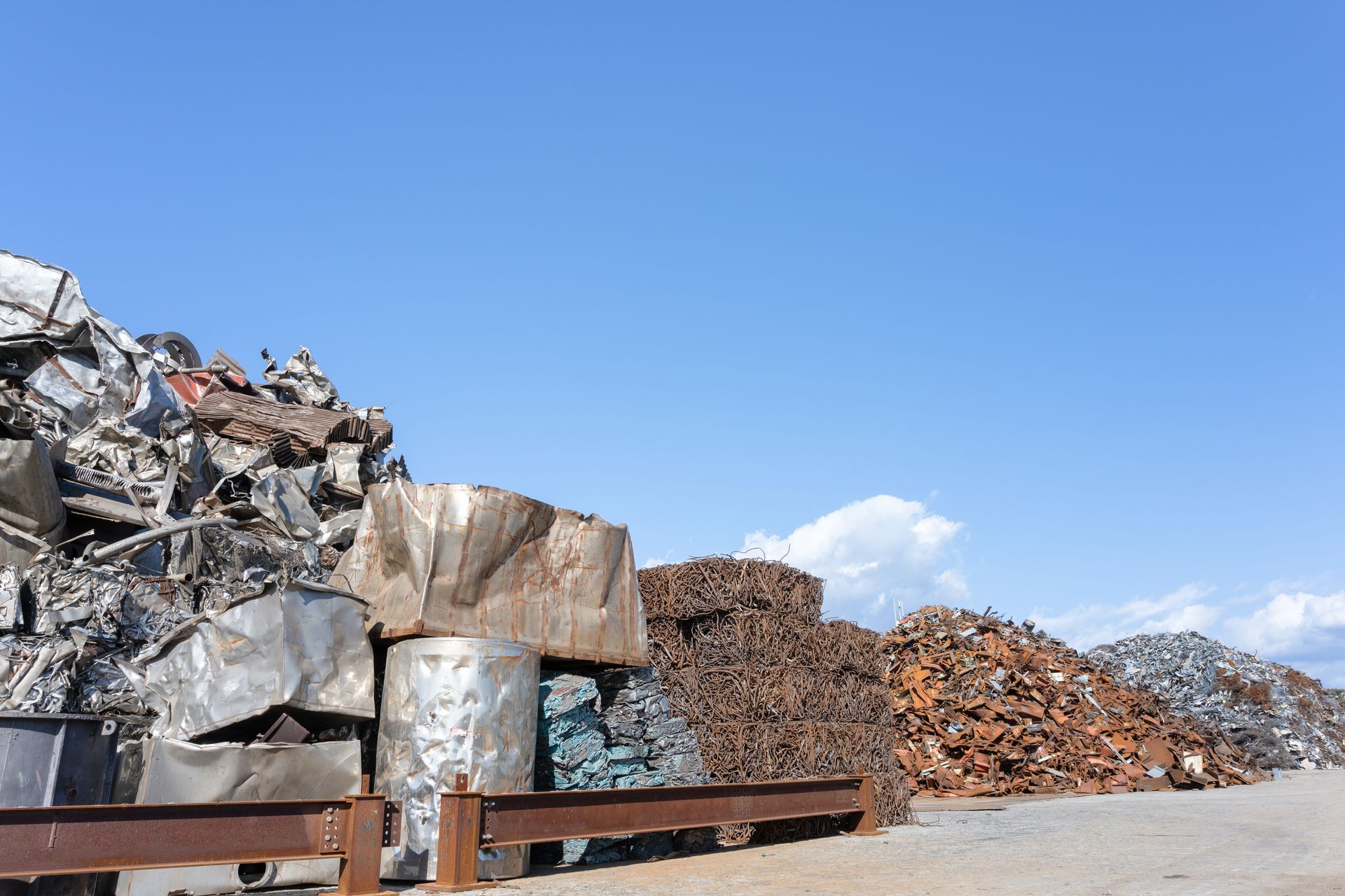 Plusieurs piles de ferrailles