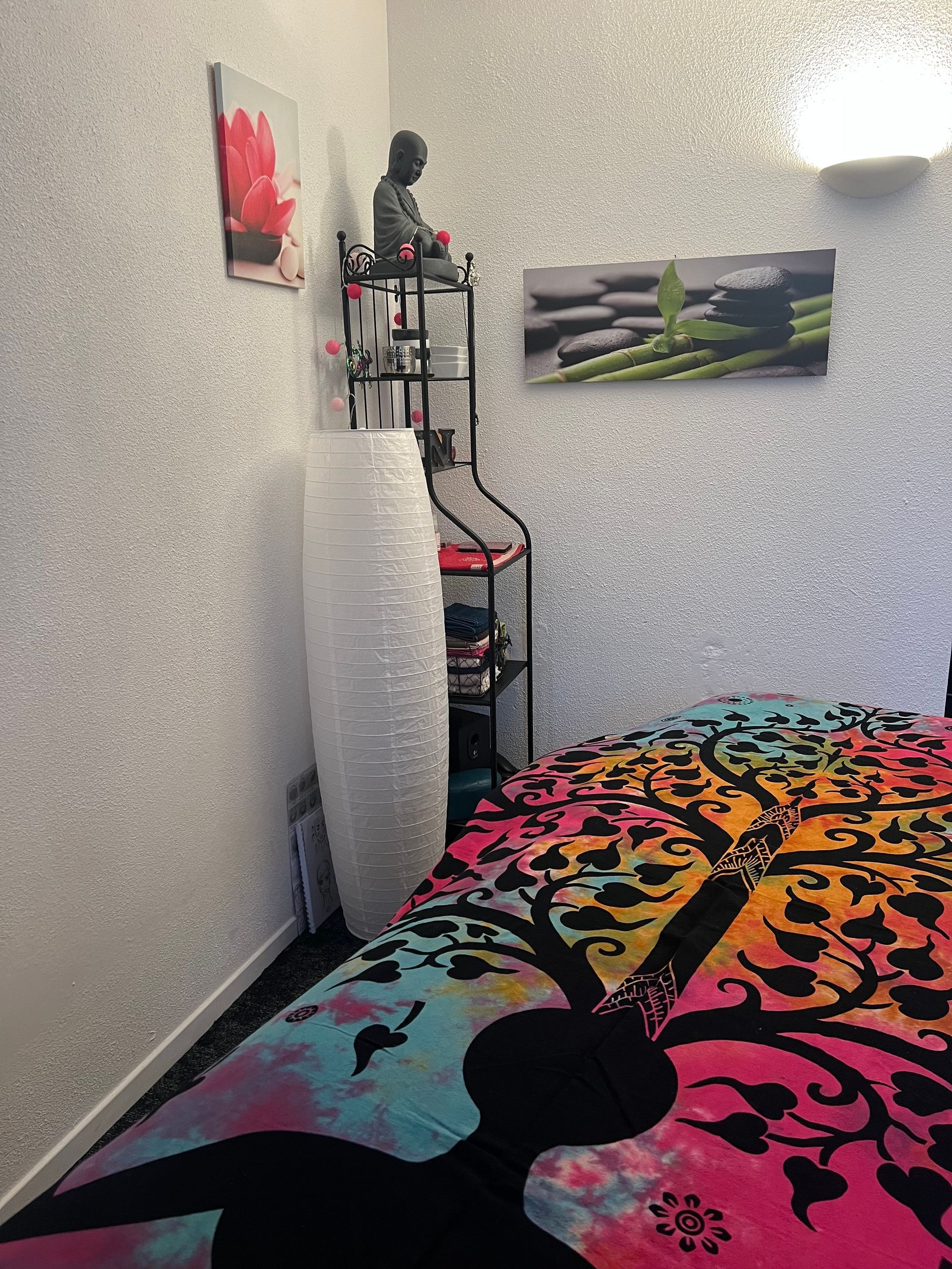 Photo de raquettes et d'une balle sur une table de ping-pong