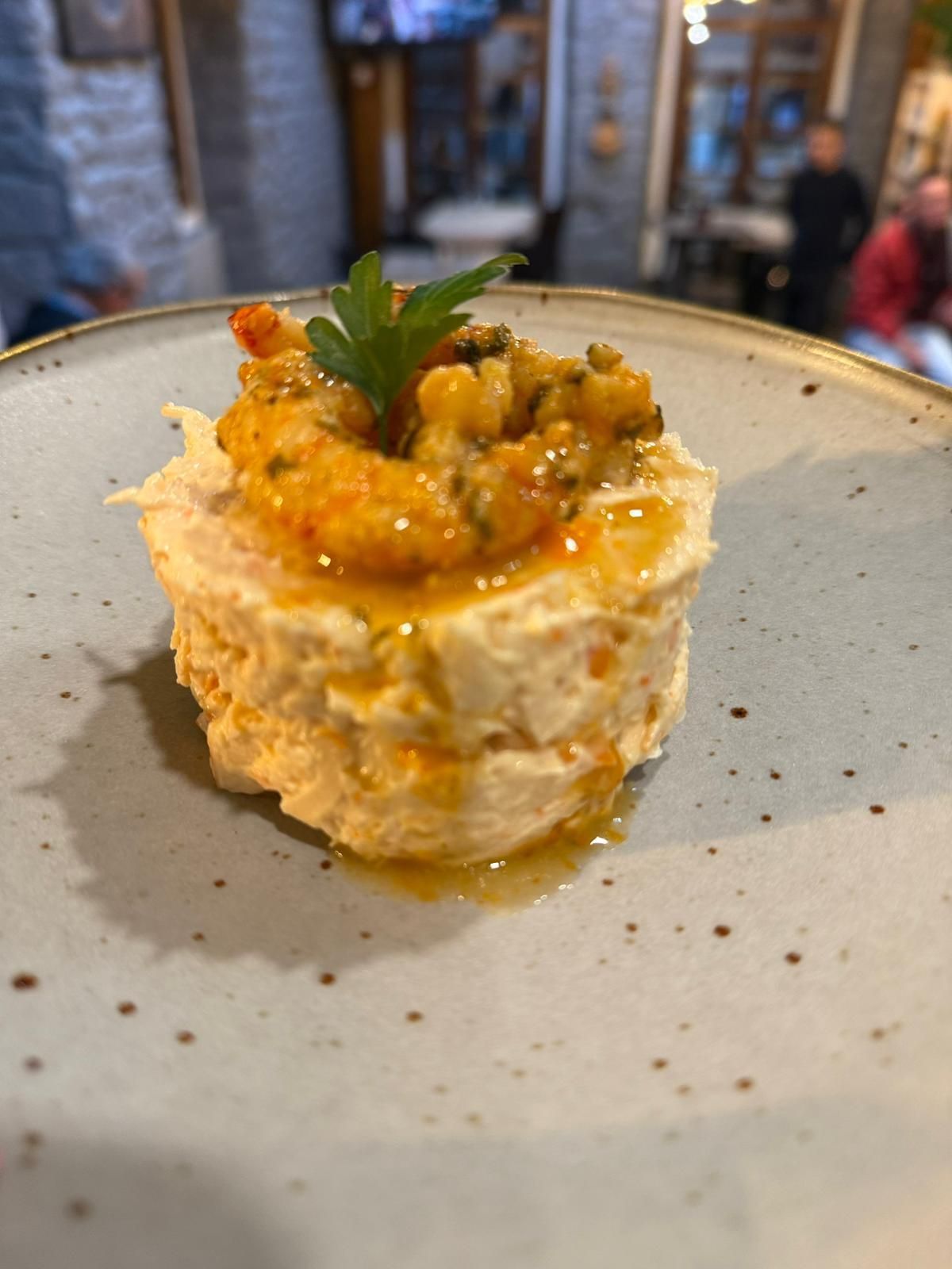 Un primer plano de un plato de comida sobre una mesa.