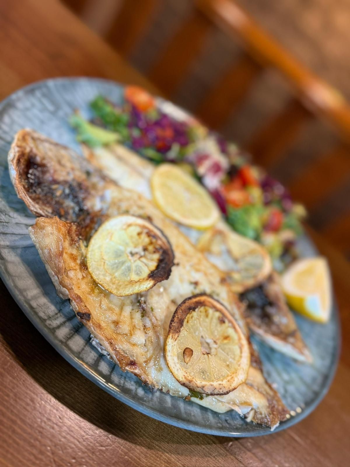 Un primer plano de un plato de comida sobre una mesa.