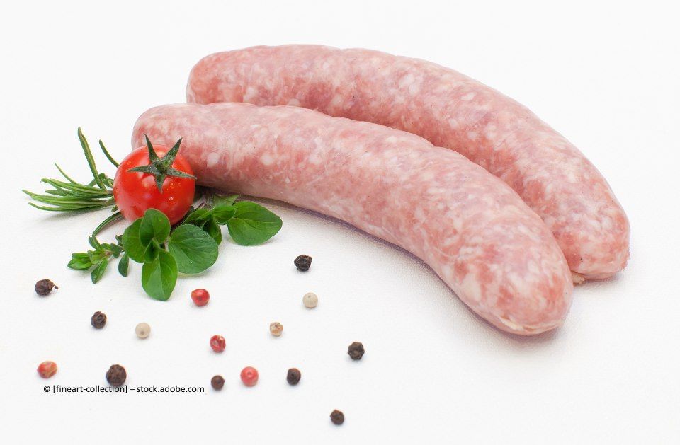 Rohes Hackfleisch auf weißem Teller