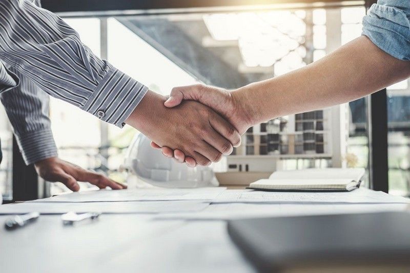 Zwei Männer geben sich bei einer Privatinsolvenz Beratung die Hand