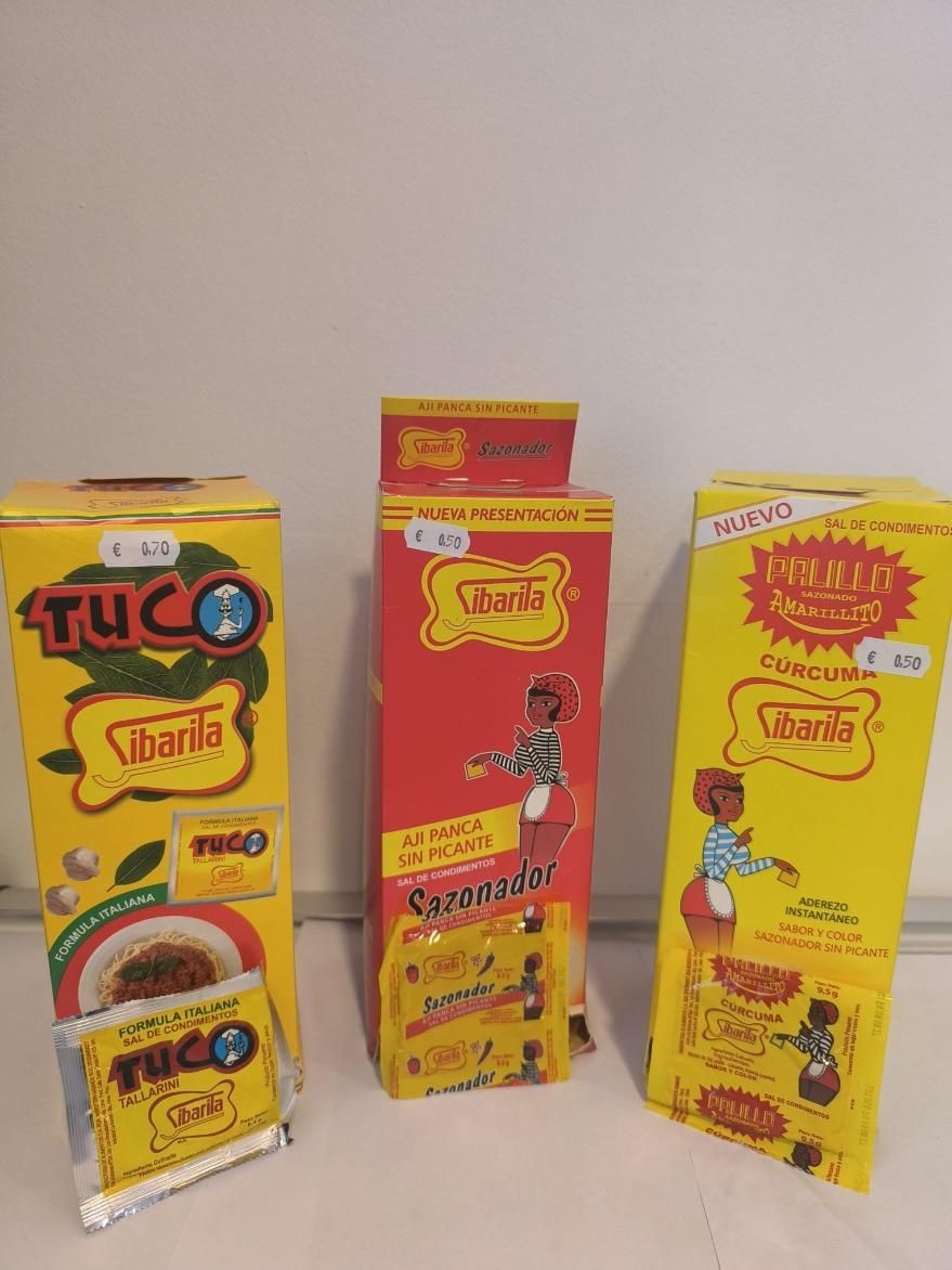 Tres cajas de especias Ubani: amarilla y roja, con ilustraciones de una persona.