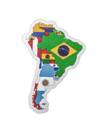 Mapa de América del Sur con banderas de cada país superpuestas.