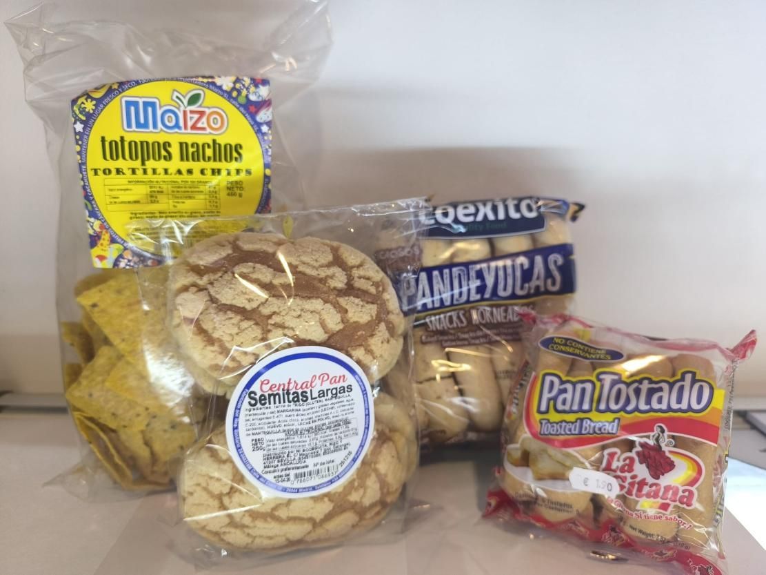 Bolsas de bocadillos mexicanos que incluyen papas fritas, galletas y pan tostado.