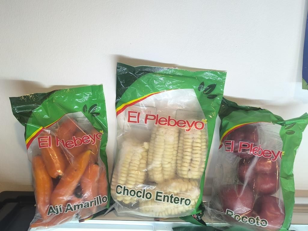 Tres verduras en bolsas: pimientos amarillos, maíz y patatas.