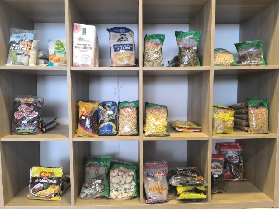 Estantes llenos de diversos productos secos envasados, incluidos cereales y legumbres.