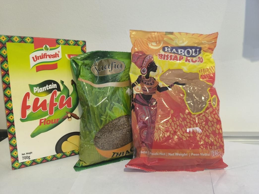 Bolsas de productos alimenticios, incluida harina de fufu, con envases coloridos.