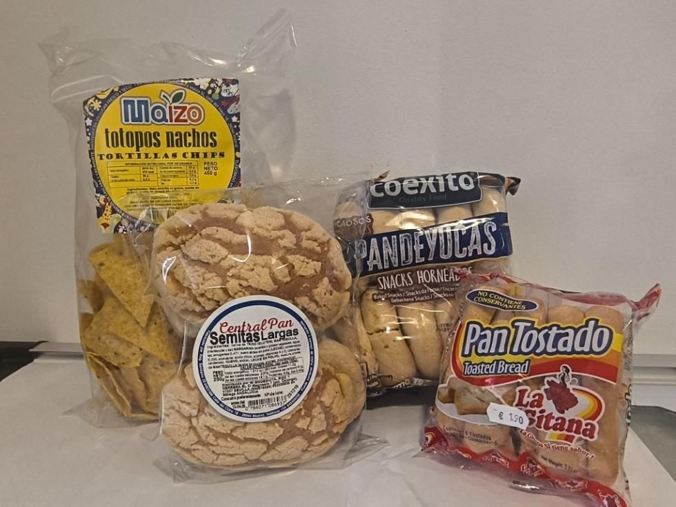 Productos horneados mexicanos envasados: nachos, conchas, pandeyucas y pan tostado.