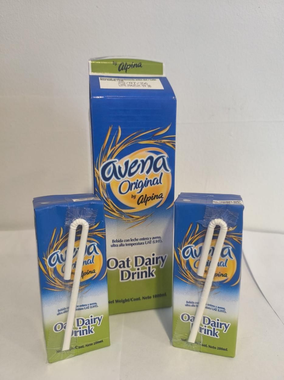 Tres cartones de bebida de avena Avena, uno grande y dos pequeños, con pajitas. Envase azul y blanco.