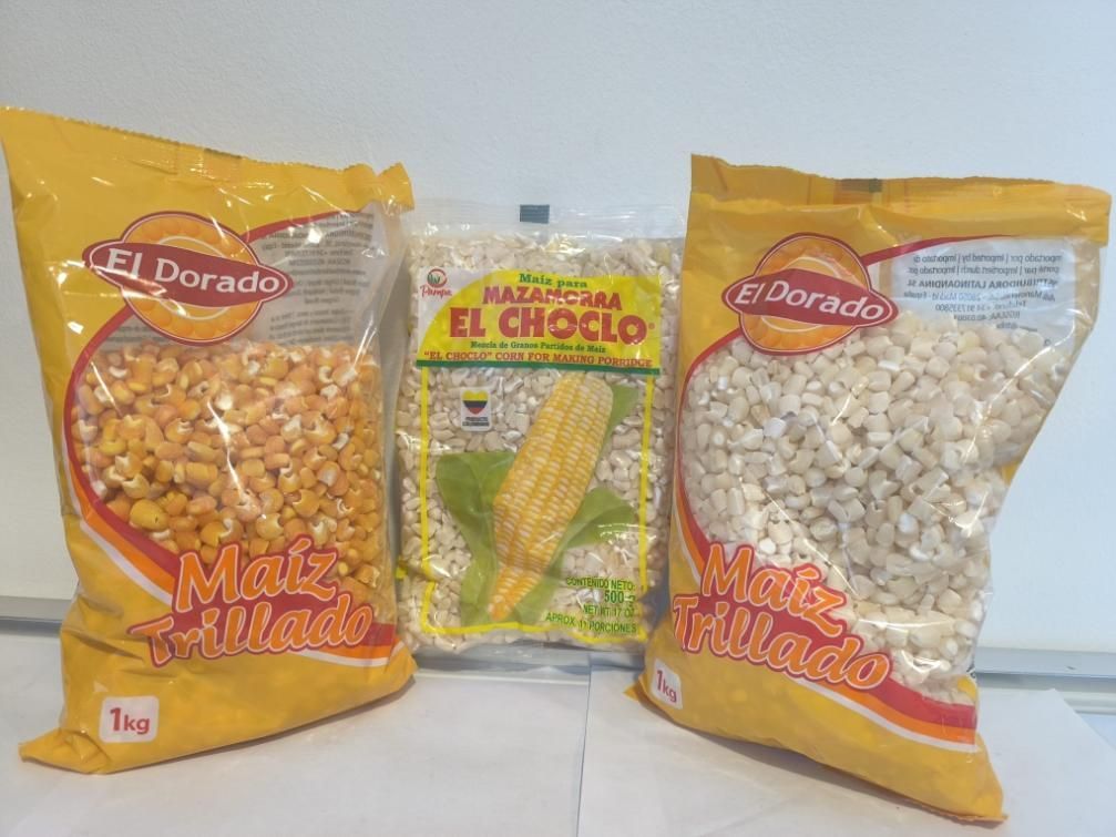 Tres bolsas de productos de maíz El Dorado: maíz amarillo desgranado, maíz molido y maíz blanco desgranado.