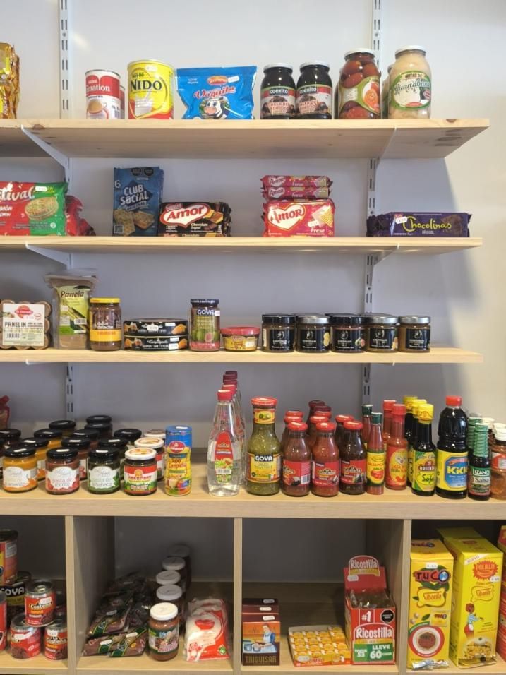 Estantes llenos de diversos alimentos envasados ​​en un entorno de tienda.