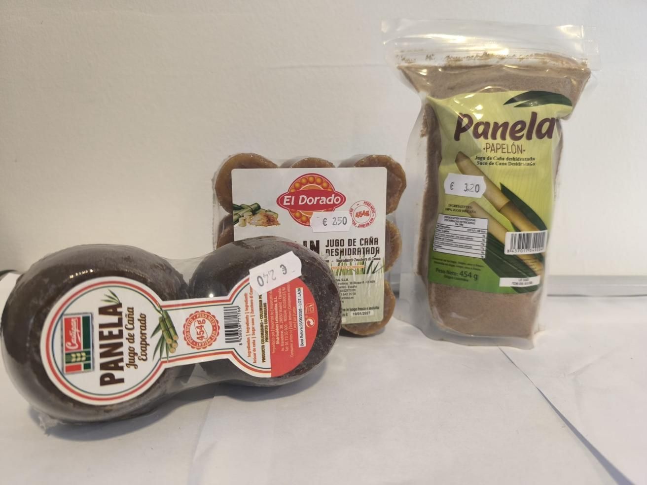 Diversos productos de azúcar panela en diferentes presentaciones: en bloque y molido.